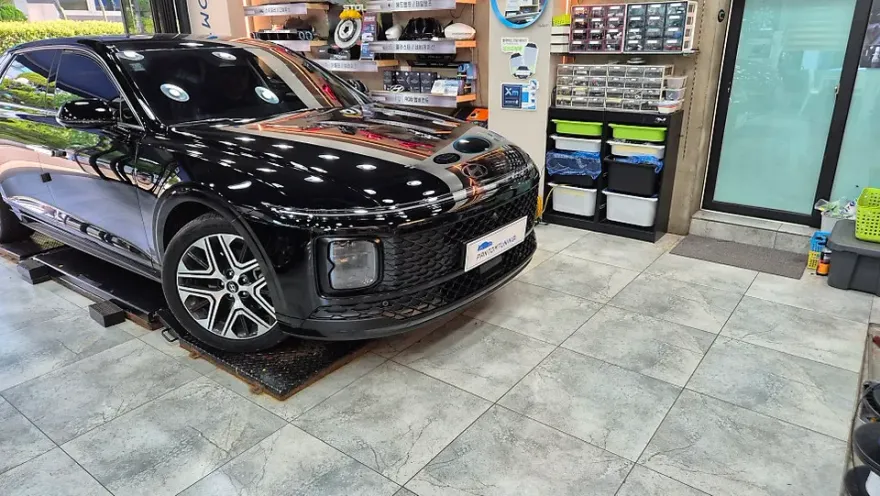 Hyundai Grandeur GN7 vinyl wrap - Hyundai Grandeur GN7 Vinyl Wrap Review: Black Ink Transformation photo 5