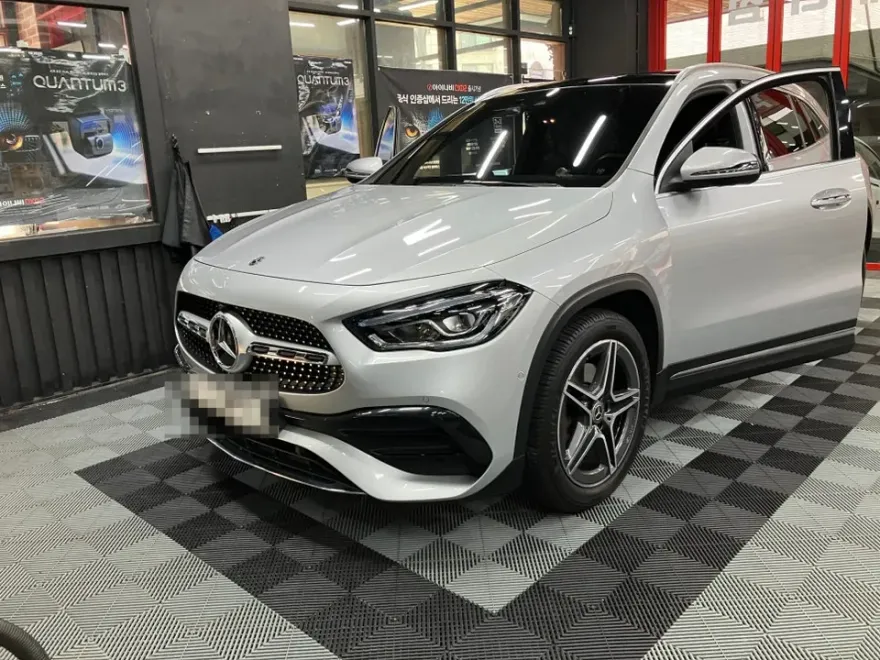 Mercedes-Benz GLA dash cam installation result