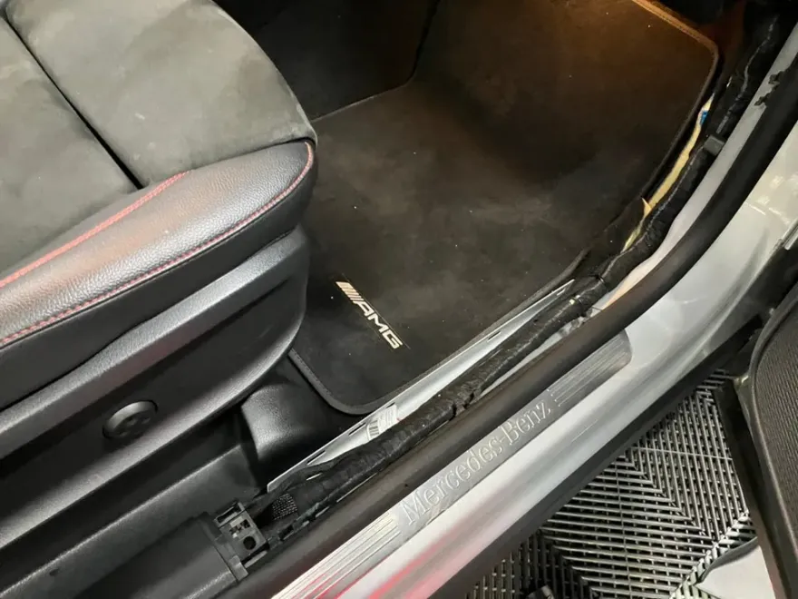 Mercedes-Benz GLAのドライブレコーダー取付事例 施工写真 1-2