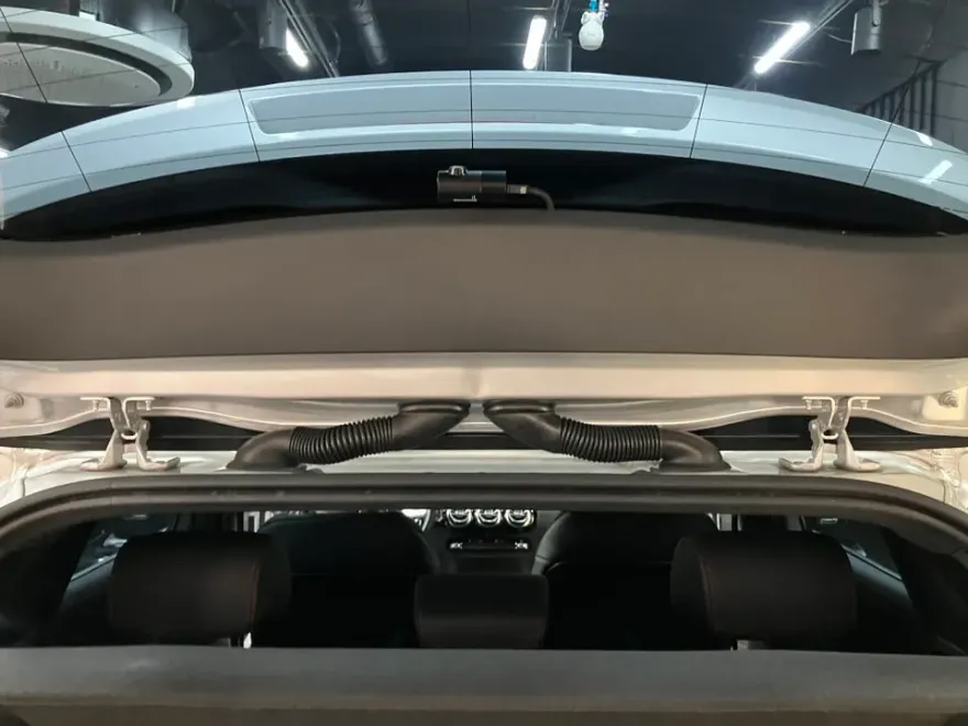 Mercedes-Benz GLAのドライブレコーダー取付事例 施工写真 2-2