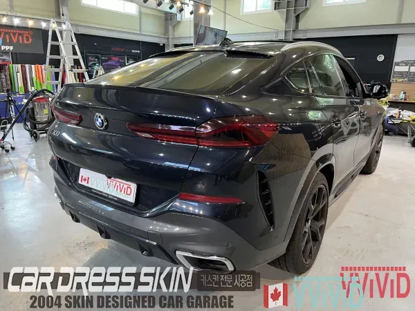 BMW X6 G06のカーラッピング事例｜サテンホワイトとクロームデリート 施工写真 2-1