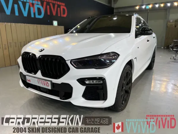 BMW X6 G06のカーラッピング事例｜サテンホワイトとクロームデリート 施工写真 3-2