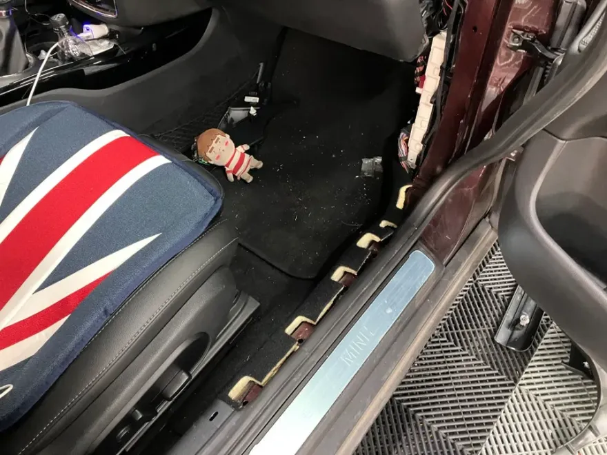 MINI Clubmanのドラレコ取付事例|費用目安・仕上がり 施工写真 3-1