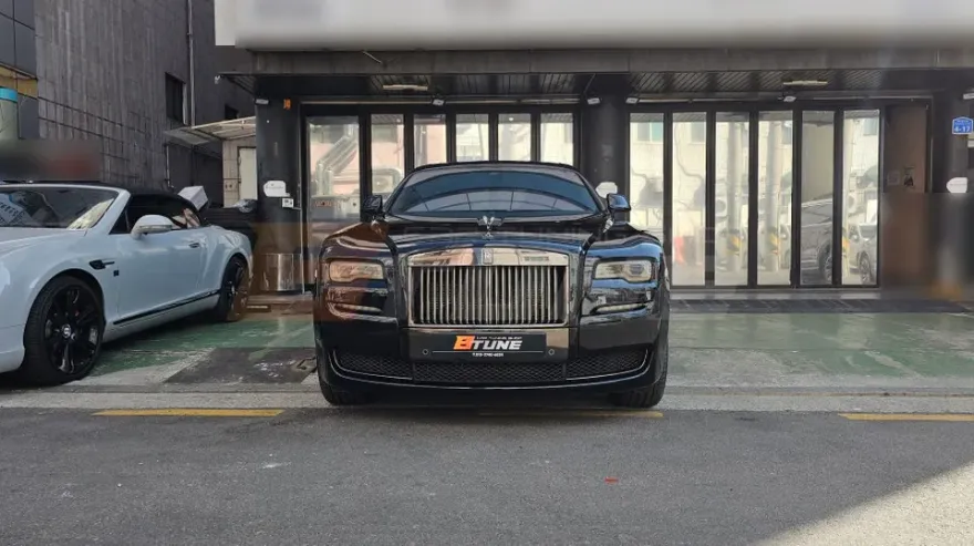 Rolls-Royce Ghostのカーラッピング事例｜ブラックバッジ風カスタム 施工写真 1-1