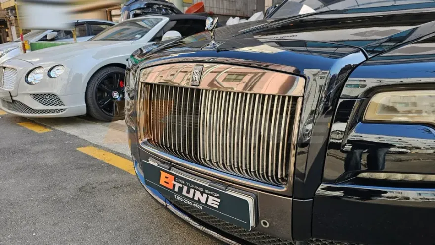 Rolls-Royce Ghostのカーラッピング事例｜ブラックバッジ風カスタム 施工写真 3-1