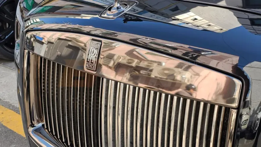 Rolls-Royce Ghostのカーラッピング事例｜ブラックバッジ風カスタム 施工写真 1-2