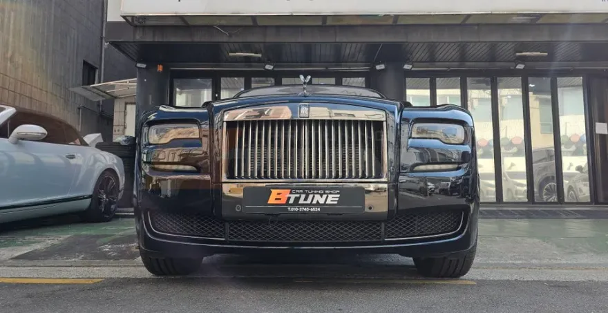 Rolls-Royce Ghostのカーラッピング事例｜ブラックバッジ風カスタム 施工写真 2-3
