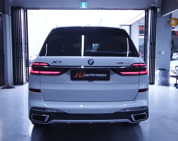 BMW X7 G07のカーラッピング事例|クロームパーツのブラック化 施工写真 2-1