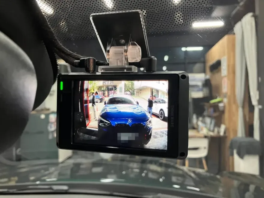 MINI Countrymanのドラレコ取付事例｜費用目安・仕上がり 施工写真 1-2