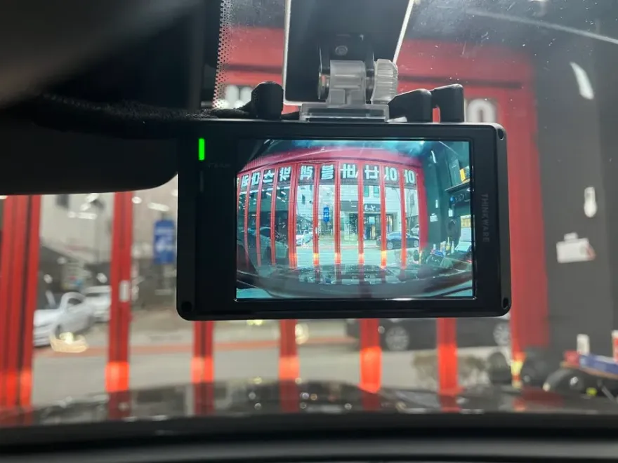 Kia K900のドライブレコーダー取付事例 施工写真 1-2