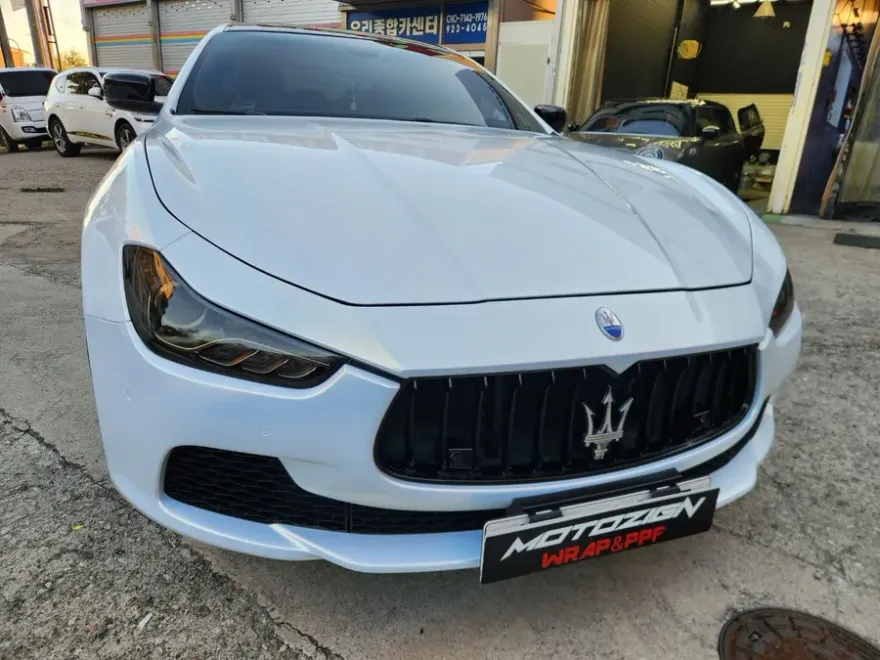 Maserati Ghibliのカーラッピング事例｜高光沢フィルムで再施工 施工写真 3-2