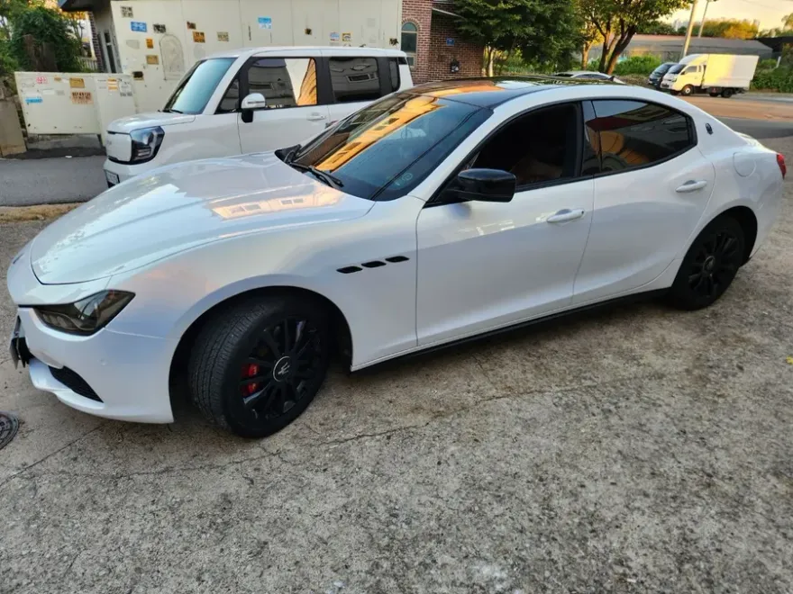 Maserati Ghibliのカーラッピング事例｜高光沢フィルムで再施工 施工写真 1-3