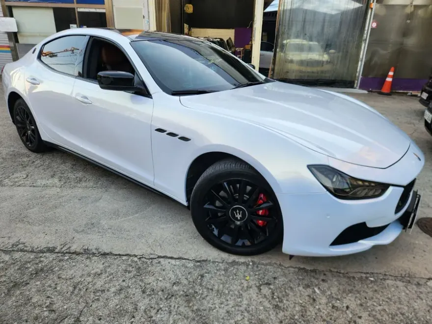Maserati Ghibliのカーラッピング事例｜高光沢フィルムで再施工 施工写真 2-3