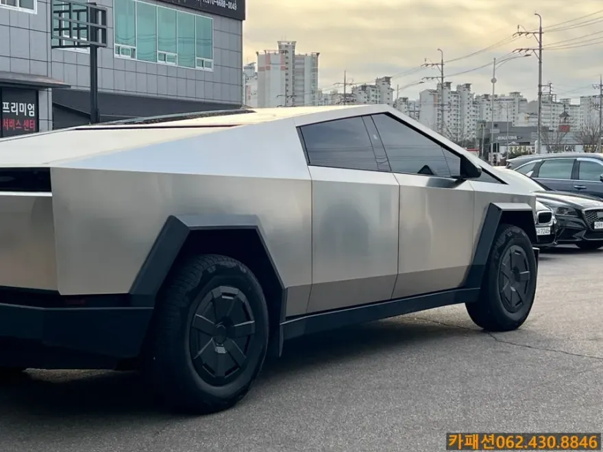 Tesla Cybertruckのカーフィルム施工事例｜費用目安・仕上がり 施工写真 1-2