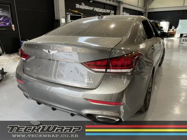 Genesis G80 Sportのカーラッピング事例｜カキグリーンへのカスタム 施工写真 4-1