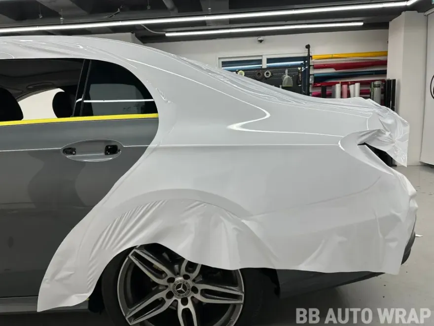 メルセデス・ベンツ Eクラス W213 カーラッピング事例 施工写真 1-2