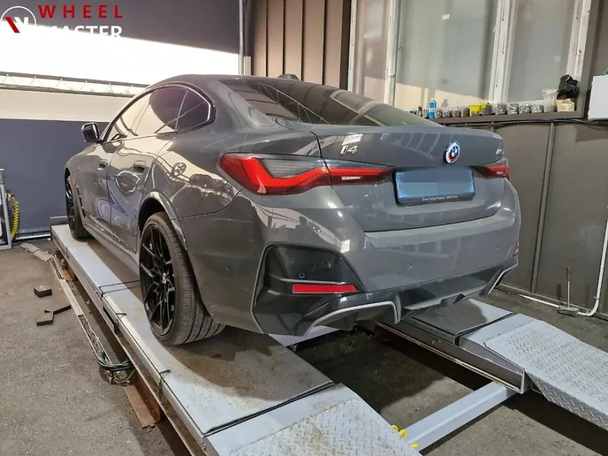 BMW i4のホイールリペア・塗装事例 施工写真 4-2