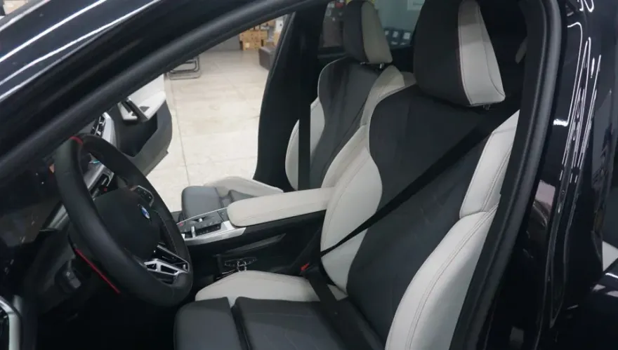 BMW X2 interior customization - BMW X2 Interior Customization: Red Seatbelts for Style photo 2