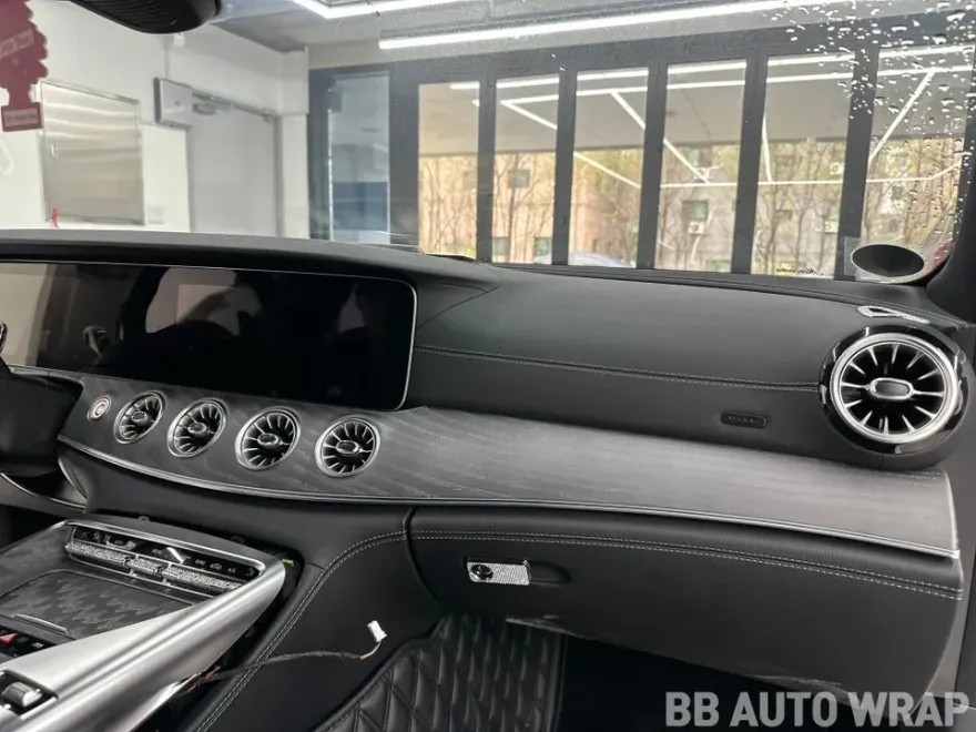 Mercedes-Benz AMG GTのカーラッピング事例｜3Mカーボン調 施工写真 3-2
