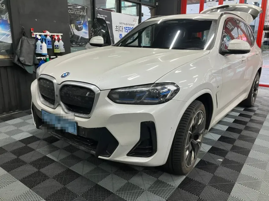 BMW iX3のドラレコ取付事例｜費用目安と仕上がり 施工写真 1-1