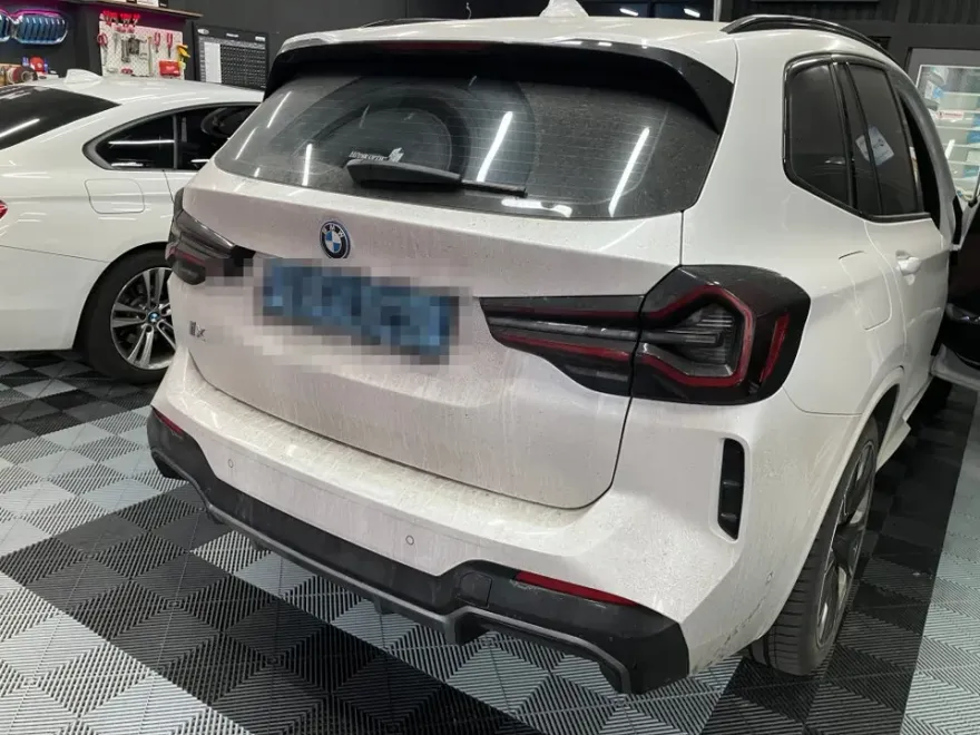 BMW iX3のドラレコ取付事例｜費用目安と仕上がり 施工写真 2-1